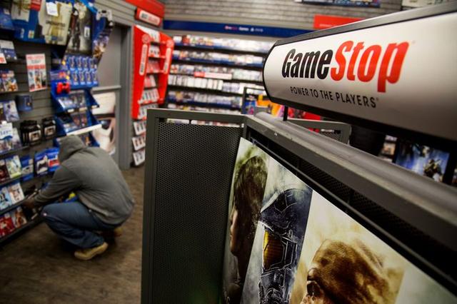 去年，GameStop的流通股做空率达到了97.75%，是美股市场上被卖空得最多的公司。2020年上半年，Game Stop的股价一直在4美元左右，一度被认为有退市危险。